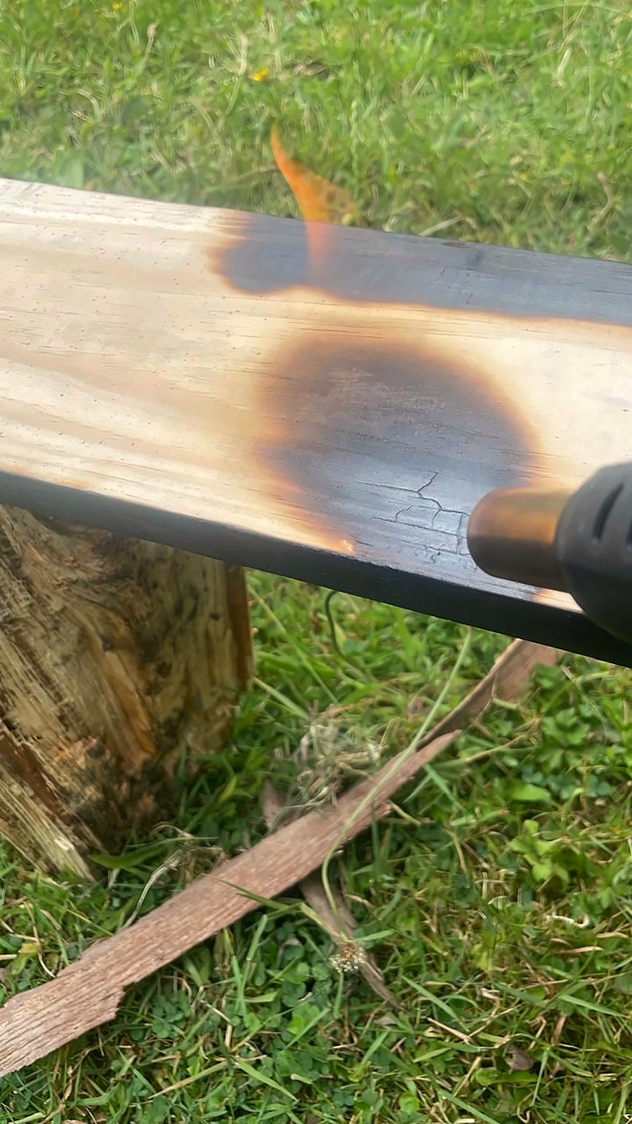 Yakisugi: carbonizando la madera con soplete, técnica tradicional japonesa