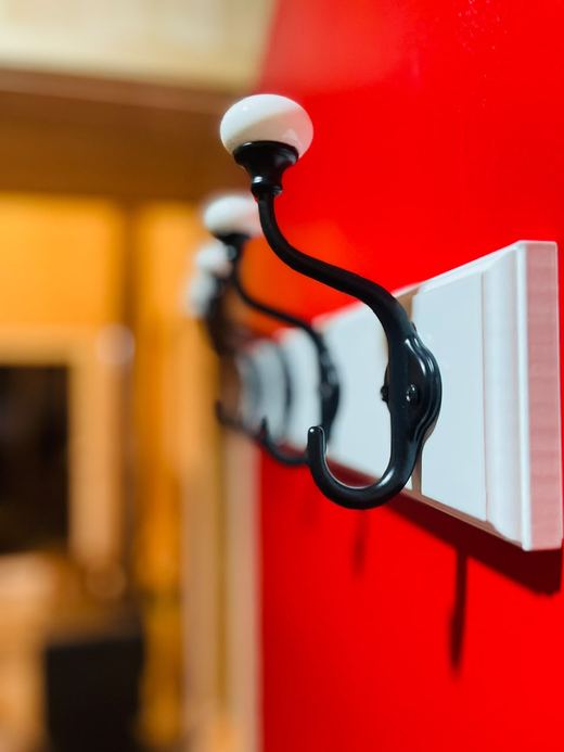 Detalle de colgadores en la puerta roja del baño, Tiny Belbén