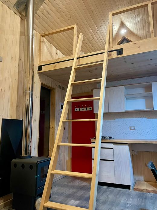 Escalera de madera hacia el entrepiso sobre la estufa, Tiny Belbén
